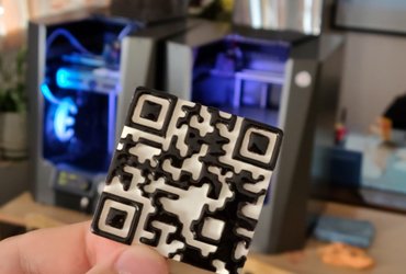 Броши с QR-кодом о вакцинации напечатали школьники из села Камень-Рыболов